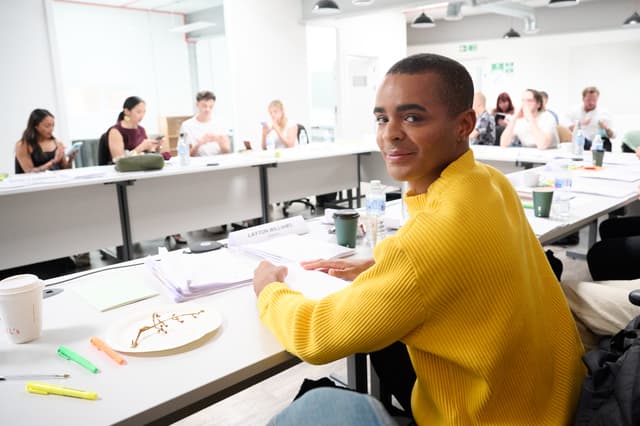 Layton Williams se Junta ao Elenco da 2ª Temporada de 'Geek Girl' da Netflix