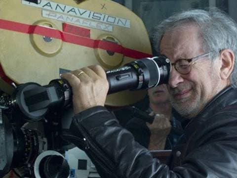 Steven Spielberg Revela Primeiras Cenas de 'Disclosure', Seu Novo Filme de Ficção Científica