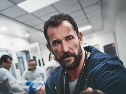 Noah Wyle: Ator de 'The Pitt' Celebrado com Estrela na Calçada da Fama