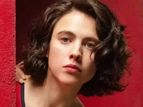Margaret Qualley Afasta Rumores de Ser Vampira no MCU