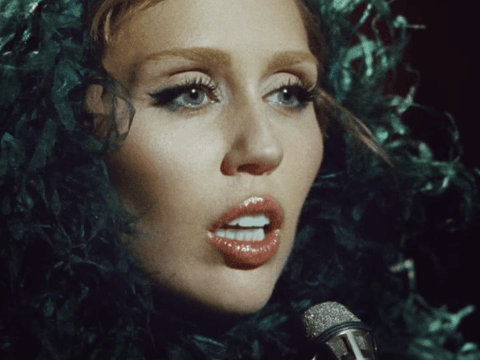 Miley Cyrus Surpreende com Novo Álbum 'Something Beautiful' e Clipe de 'Easy Lover'