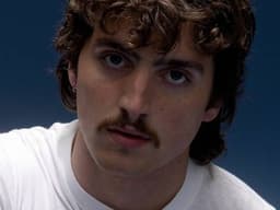 Coachella 2025 | Benson Boone performa 'Bohemian Rhapsody' ao lado de Brian May