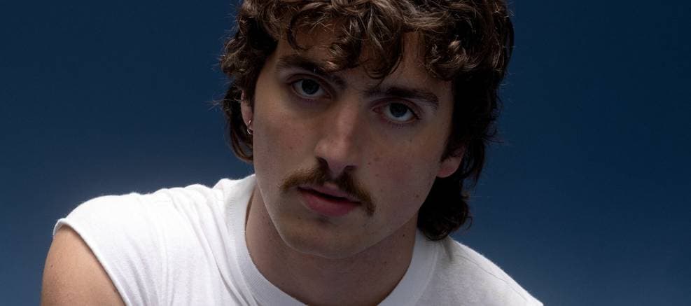 Coachella 2025 | Benson Boone performa 'Bohemian Rhapsody' ao lado de Brian May