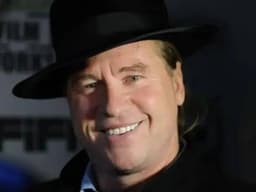 Michael Mann, Coppola e produção de Top Gun prestam homenagem a Val Kilmer