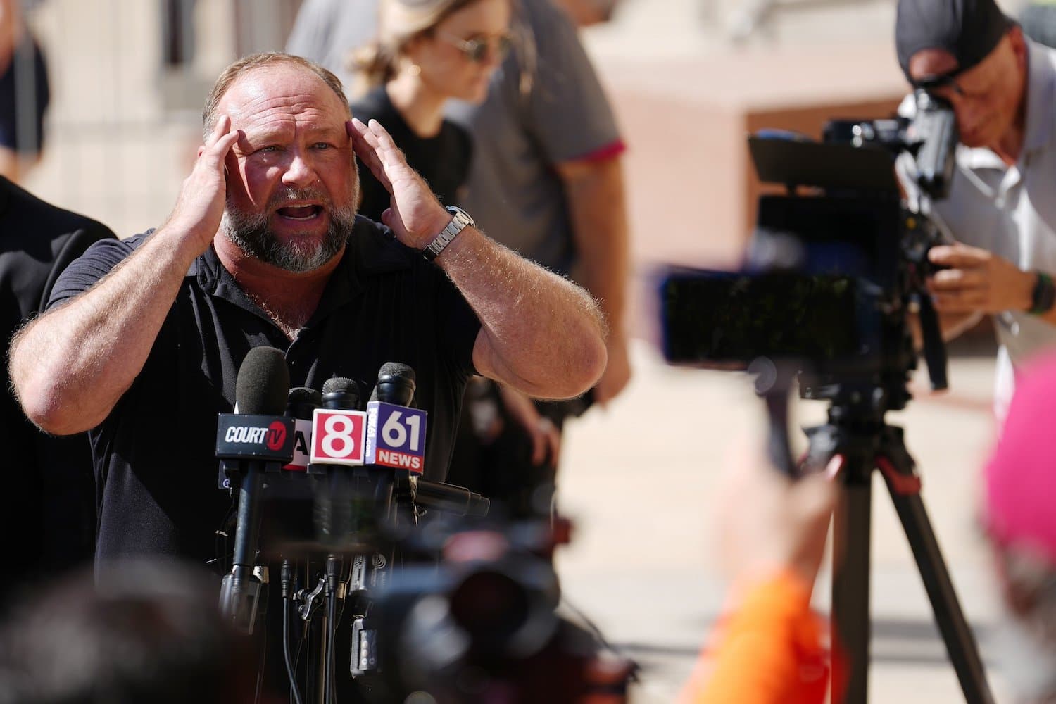 Infowars Está Novamente Disponível no Mercado: O Que Isso Significa?