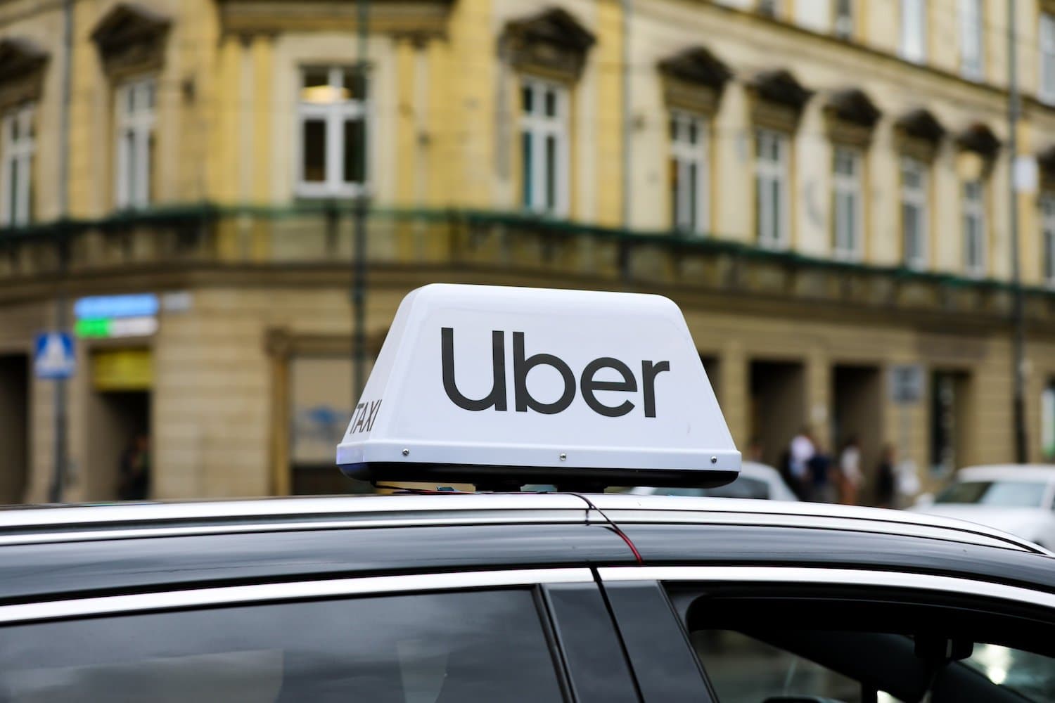 Uber Avança com Frota de 20.000 Robotáxis nos EUA