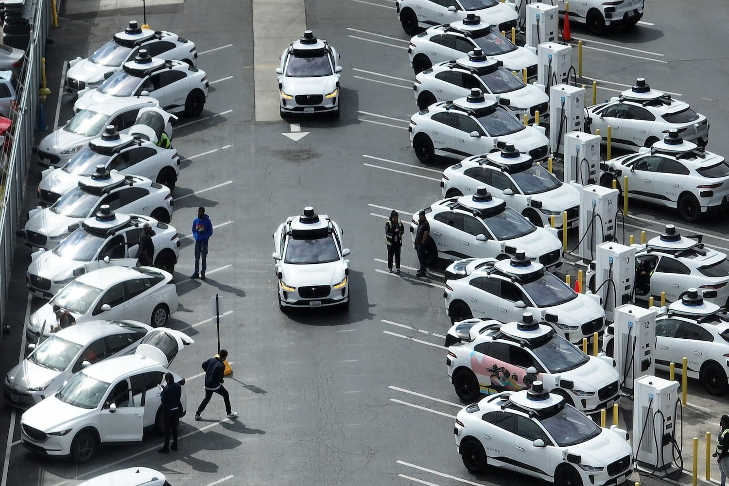 Waymo Larga na Frente de Tesla na Corrida dos Táxis Autônomos