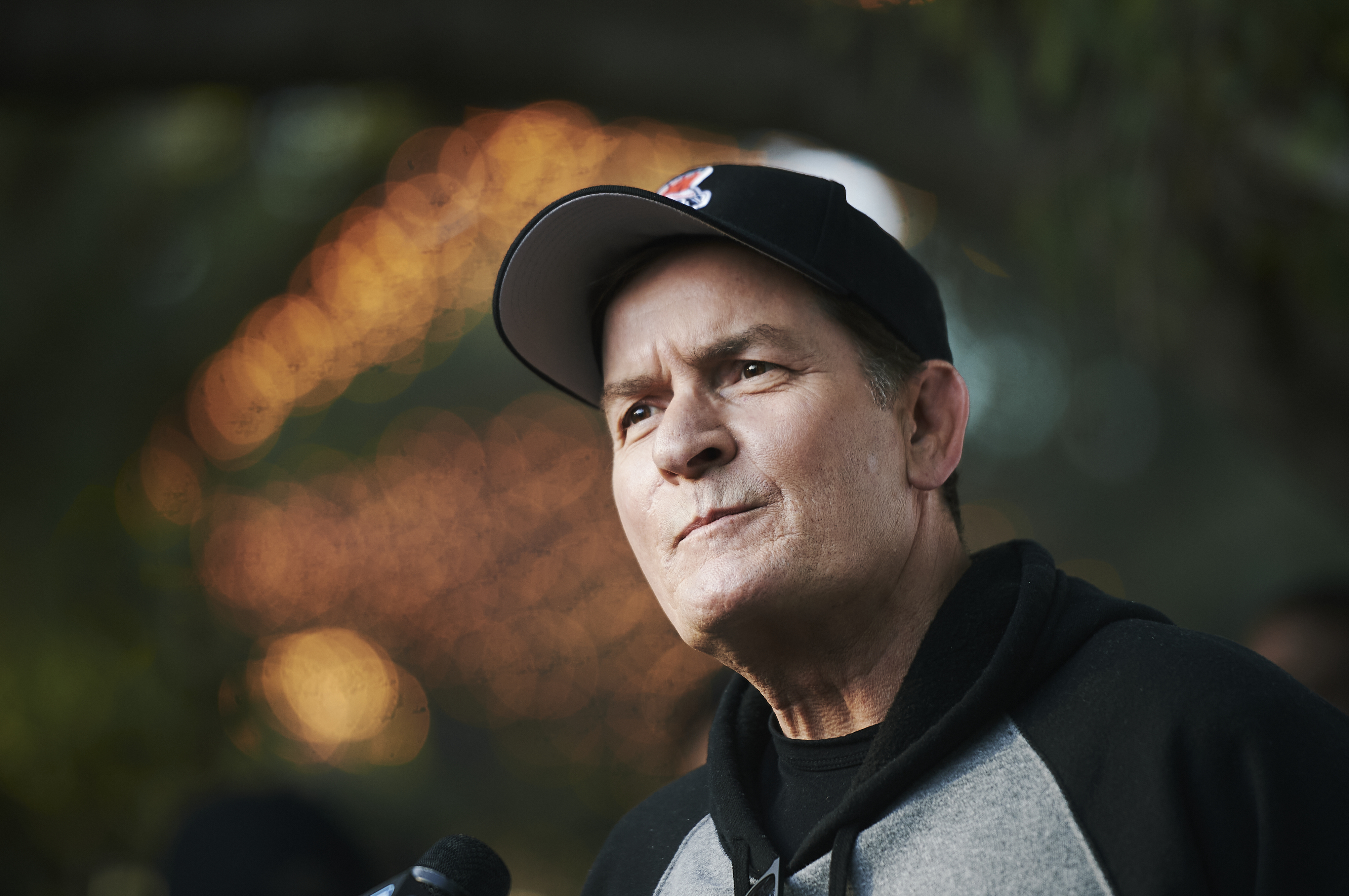 Documentário Revelador de Charlie Sheen Ganha Data de Estreia na Netflix e Trailer Inédito