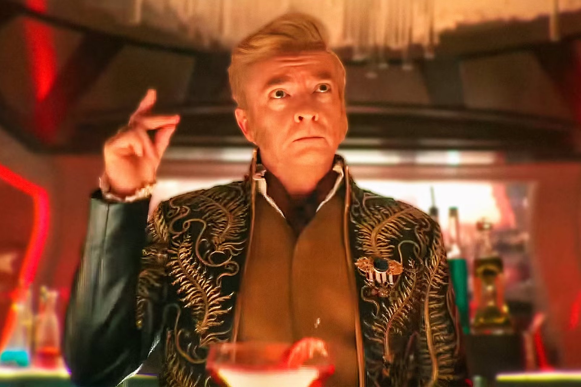Produtor de 'Star Trek: Strange New Worlds' Revela Identidade do Bartender Misterioso