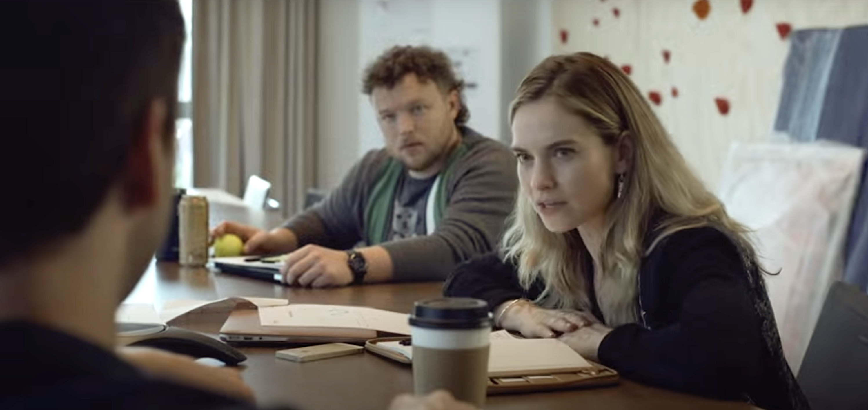 Lily James Brilha como Fundadora do Bumble em Trailer de 'Swiped'