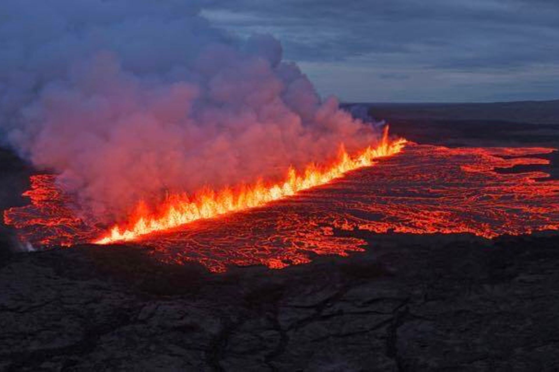 Erupção Vulcânica Dramática em Islândia Força Evacuação em Massa