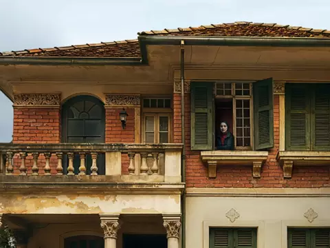 Documentário 'A Mulher da Casa Abandonada' Redefine True Crime com Foco na Vítima