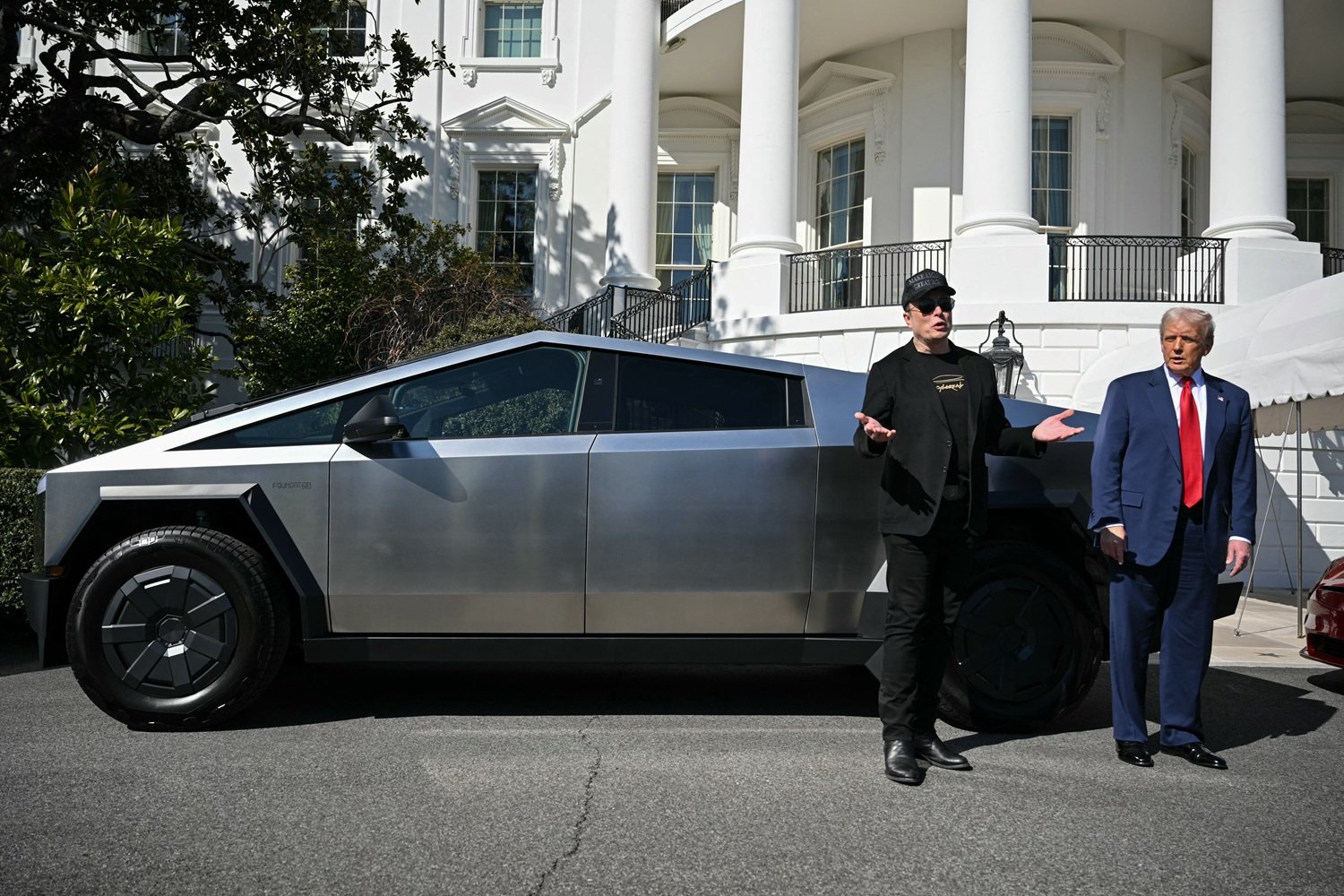 Tesla Desmente Boato de Desativação Remota do Cybertruck Após Vídeo Viral