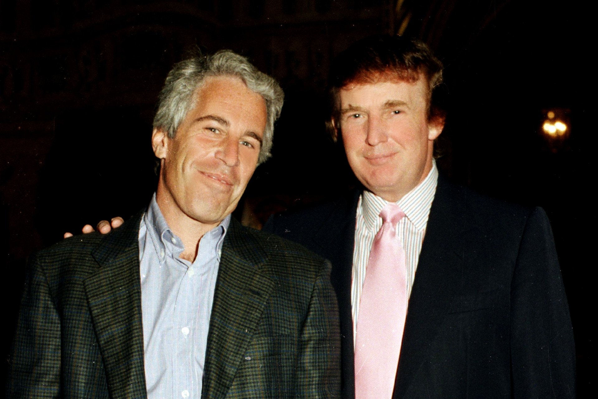Alex Jones Afirma que Oficiais de Trump Pediram para Ele Silenciar Sobre Jeffrey Epstein