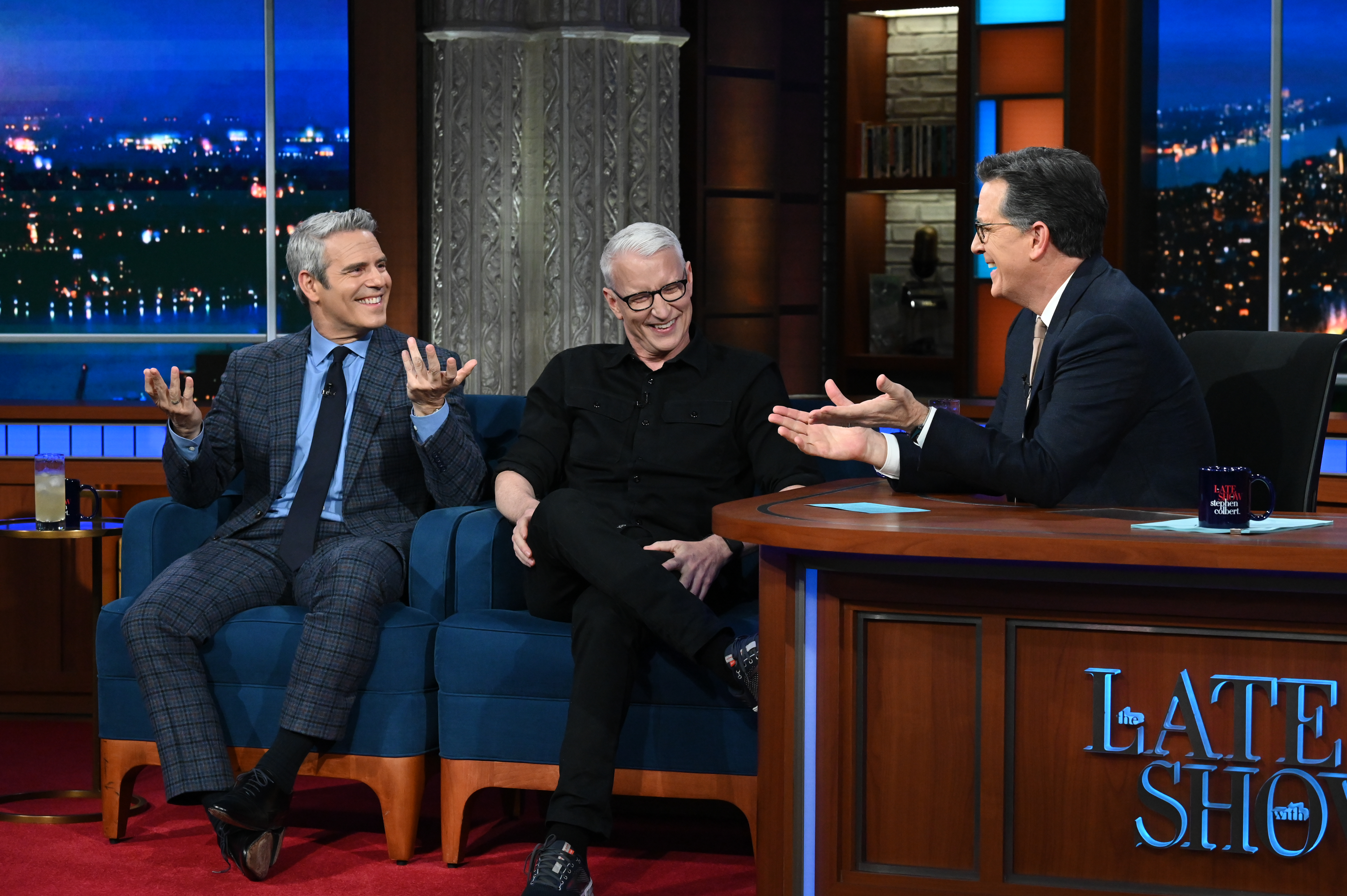 Anderson Cooper Lamenta Saída de Stephen Colbert: Um Ser Humano Decente e Memorável