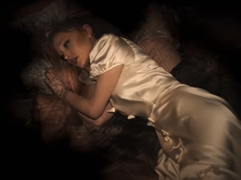 Ariana Grande Encanta em Novo Clipe de 'Twilight Zone' do 'Eternal Sunshine Deluxe'