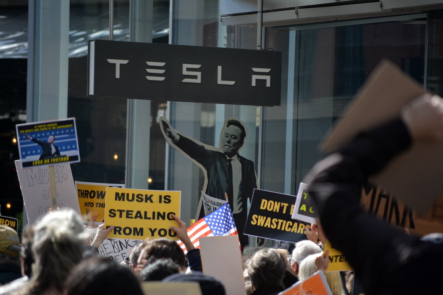 Vendas da Tesla Despencam Enquanto Fonte Crucial de Receita Seca