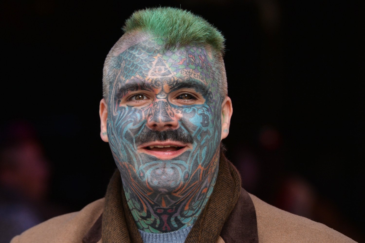 Rei das Tatuagens Britânico Enfrenta Dificuldades com Lei de Verificação de Idade
