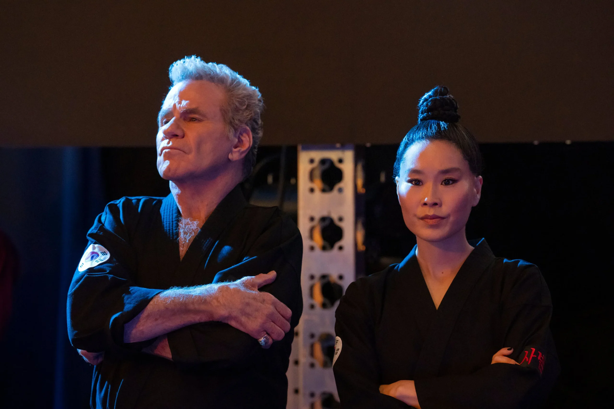 Alicia Hannah-Kim Confronta Martin Kove Após Incidente de Mordida em Convenção de 'Cobra Kai'