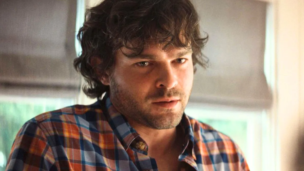 Coração de Ferro: Alden Ehrenreich é Revelado como Ezekiel Stane no MCU