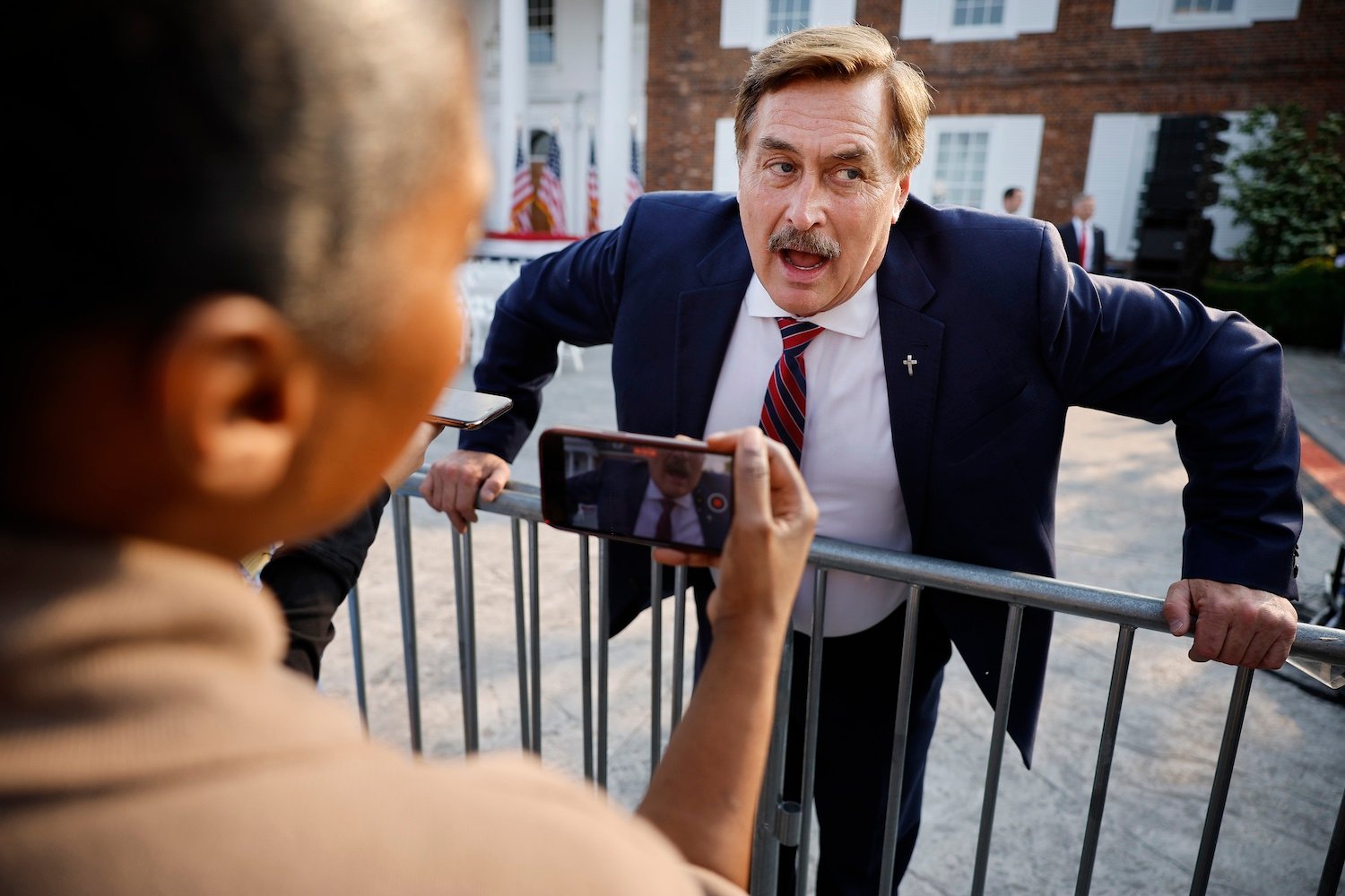 Justiça Decide que Mike Lindell Não Precisa Pagar Aposta de $5 Milhões sobre Máquinas de Votação Hackeadas