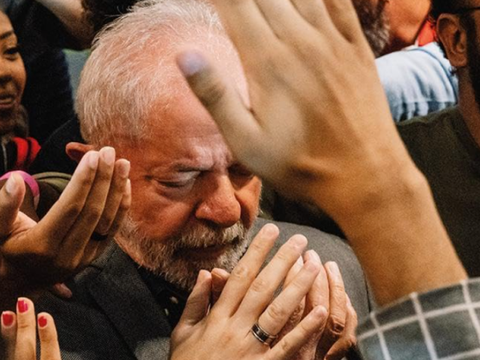 Apocalipse nos Trópicos: A Evolução do Cinema de Petra Costa com um Olhar Crítico