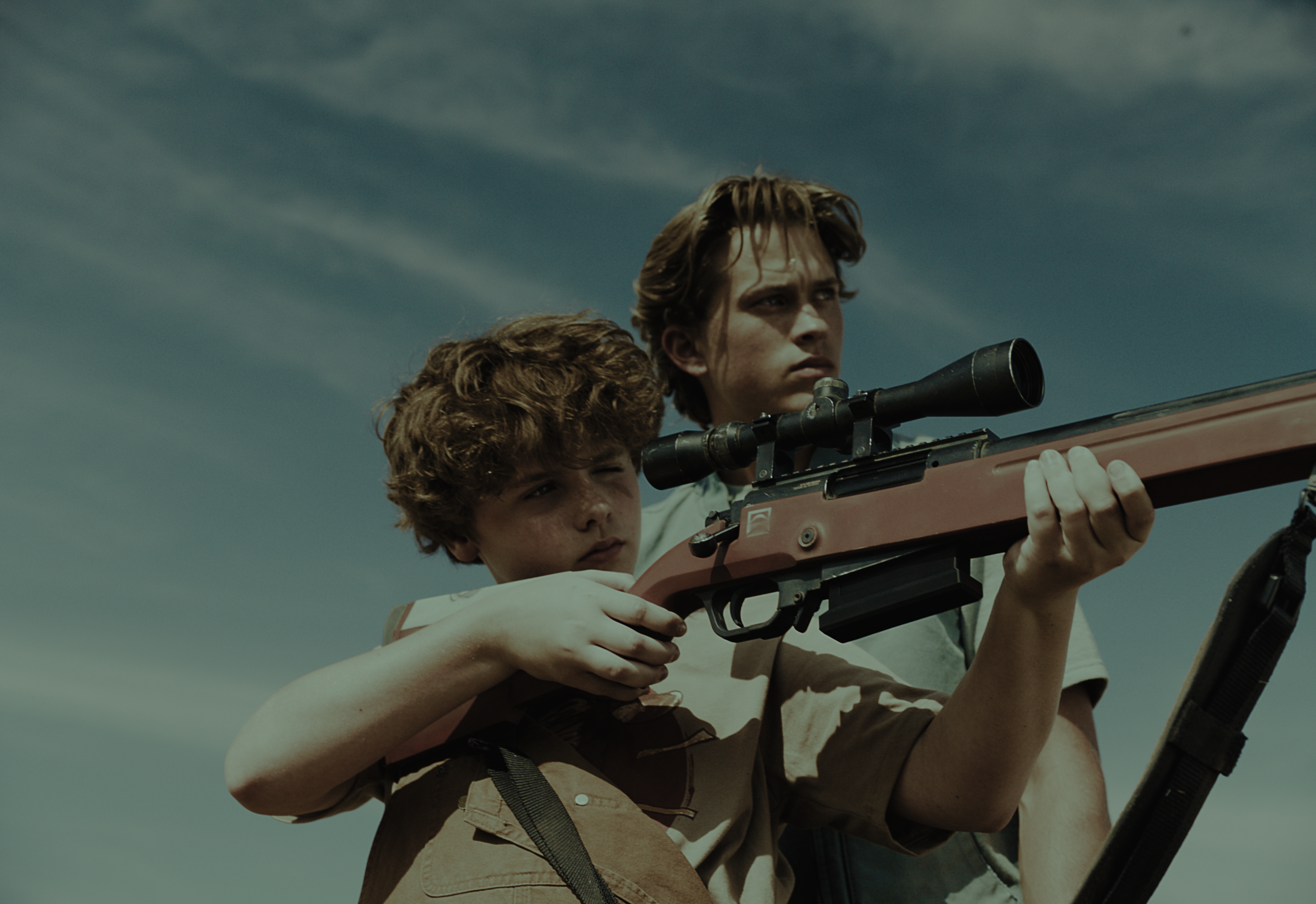 Deacon Phillippe e Chandler Riggs Lideram Filme Sci-Fi Distópico 'Brother Save Us'