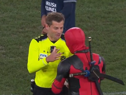 Deadpool Rouba a Cena em Jogo do Wrexham de Ryan Reynolds com Ação Inusitada