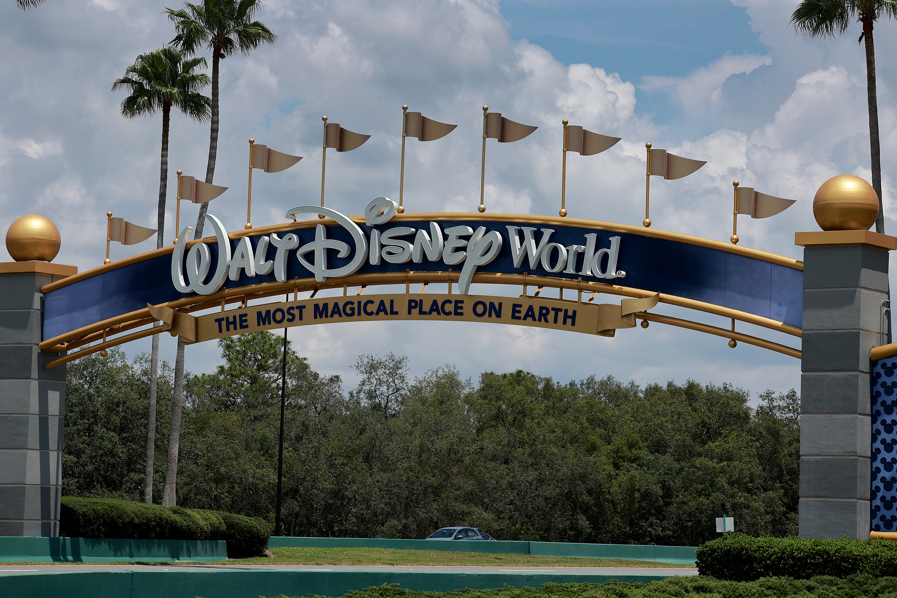 Disney Surpreende com Lucros em Parques Temáticos e Streaming, Apesar de Desafios no Estúdio de Cinema