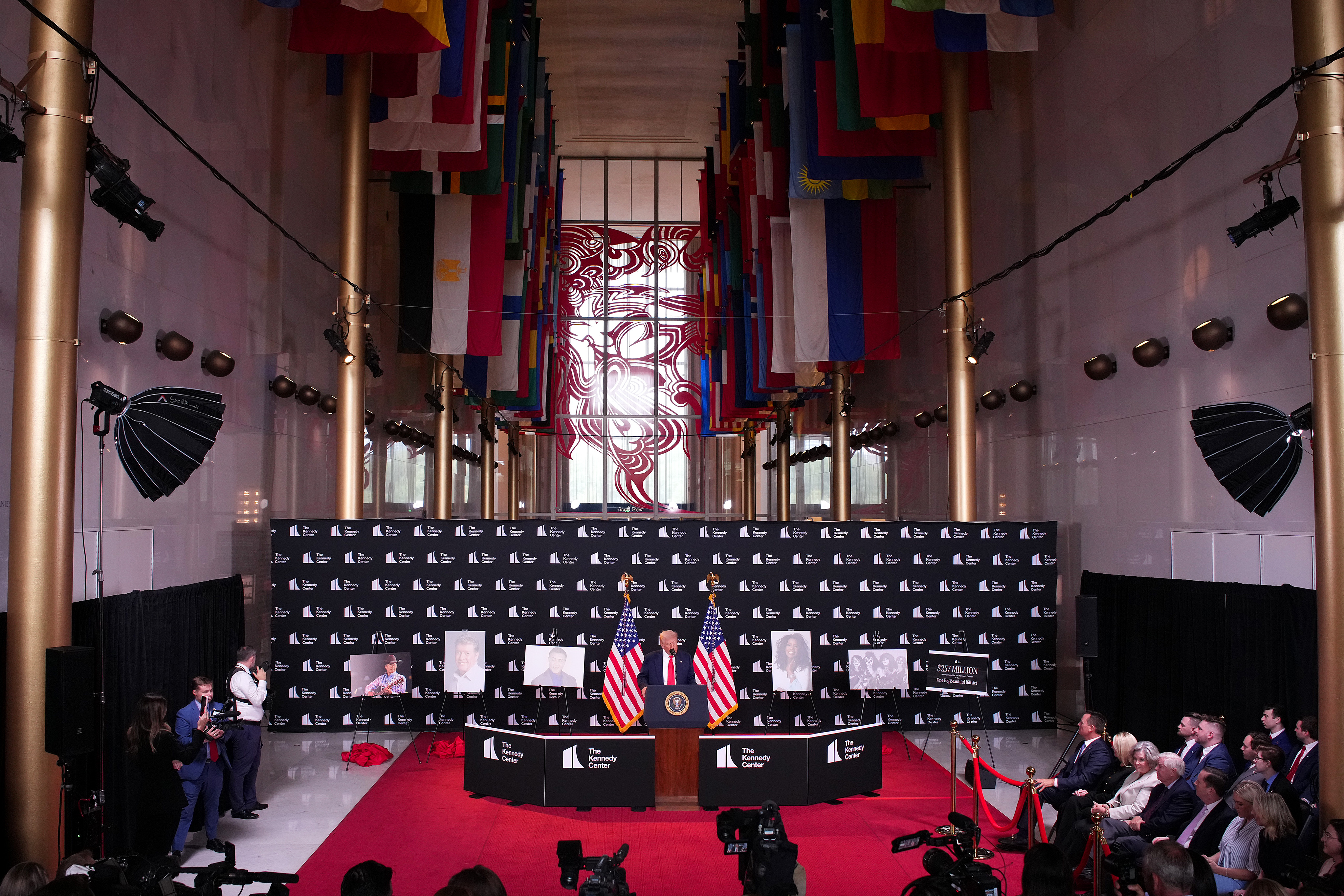 Donald Trump Anuncia os Homenageados do Kennedy Center e Confirma Presença como Anfitrião