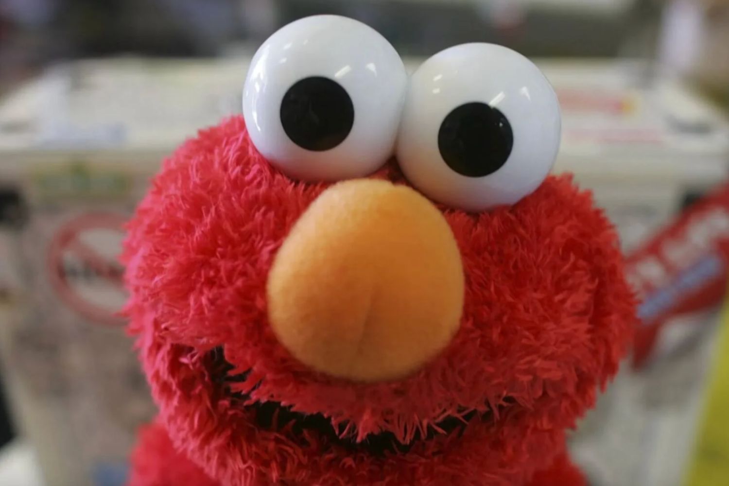 Elmo Fala pela Primeira Vez Sobre Postagens Antissemitas em Redes Sociais
