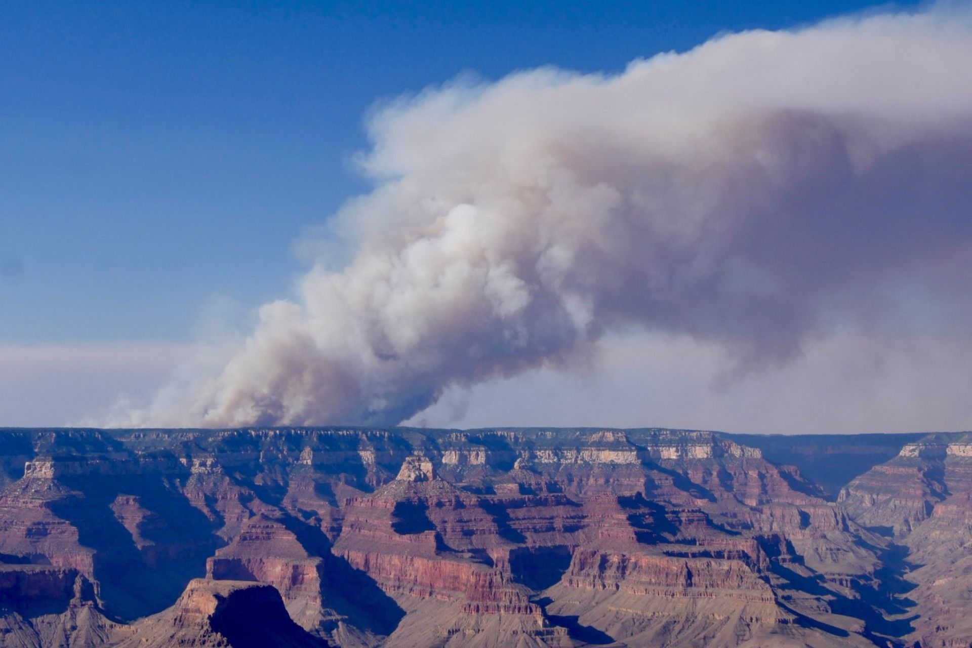 Incêndio no Grand Canyon Ganha Força e Cria Seu Próprio Clima