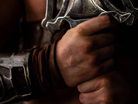 Nicholas Galitzine surpreende com visual de He-Man em nova prévia