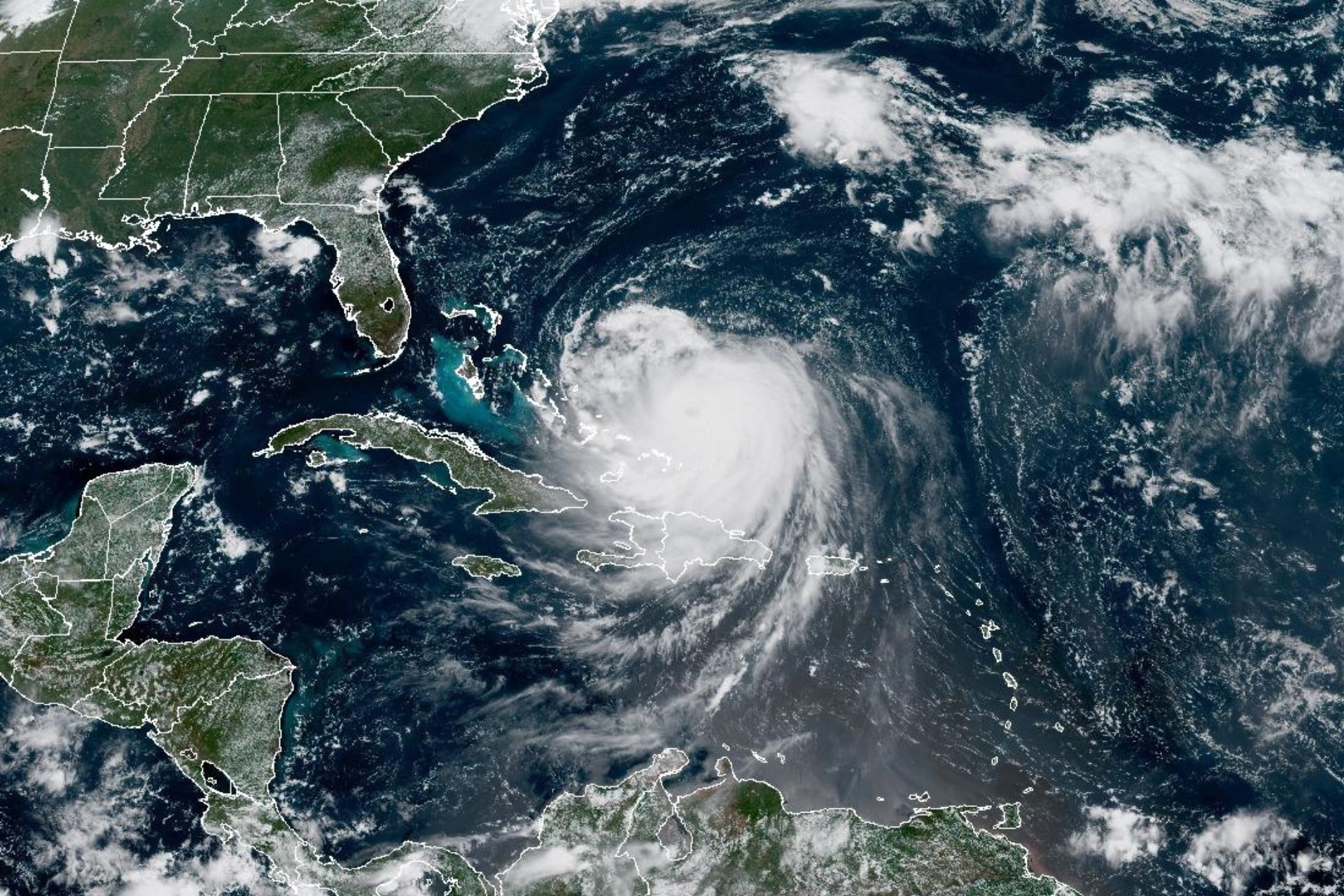 Uma imagem de satélite do Furacão Erin próximo às Bahamas
