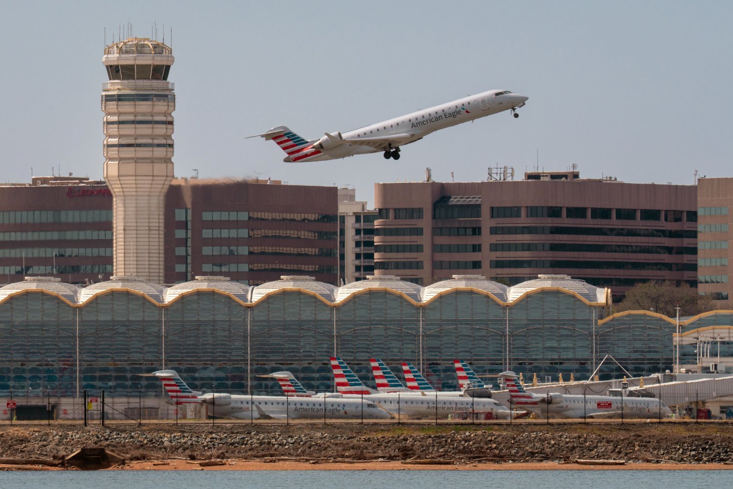 Investigação Sobre Incidentes Aéreos em Washington: FAA Sob Análise