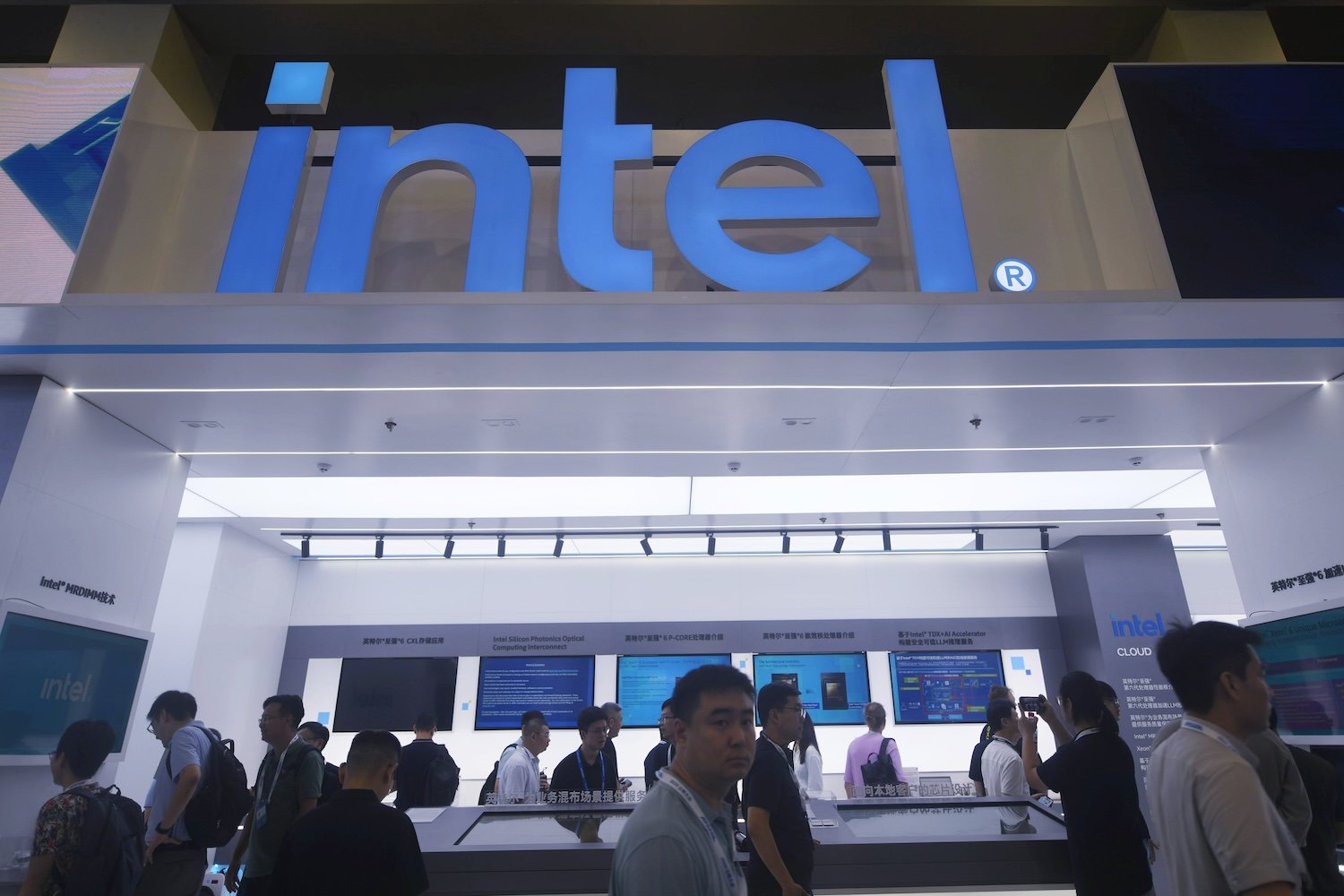 Intel Enfrenta Desafios: Corte de 15% no Pessoal e Fábricas Canceladas