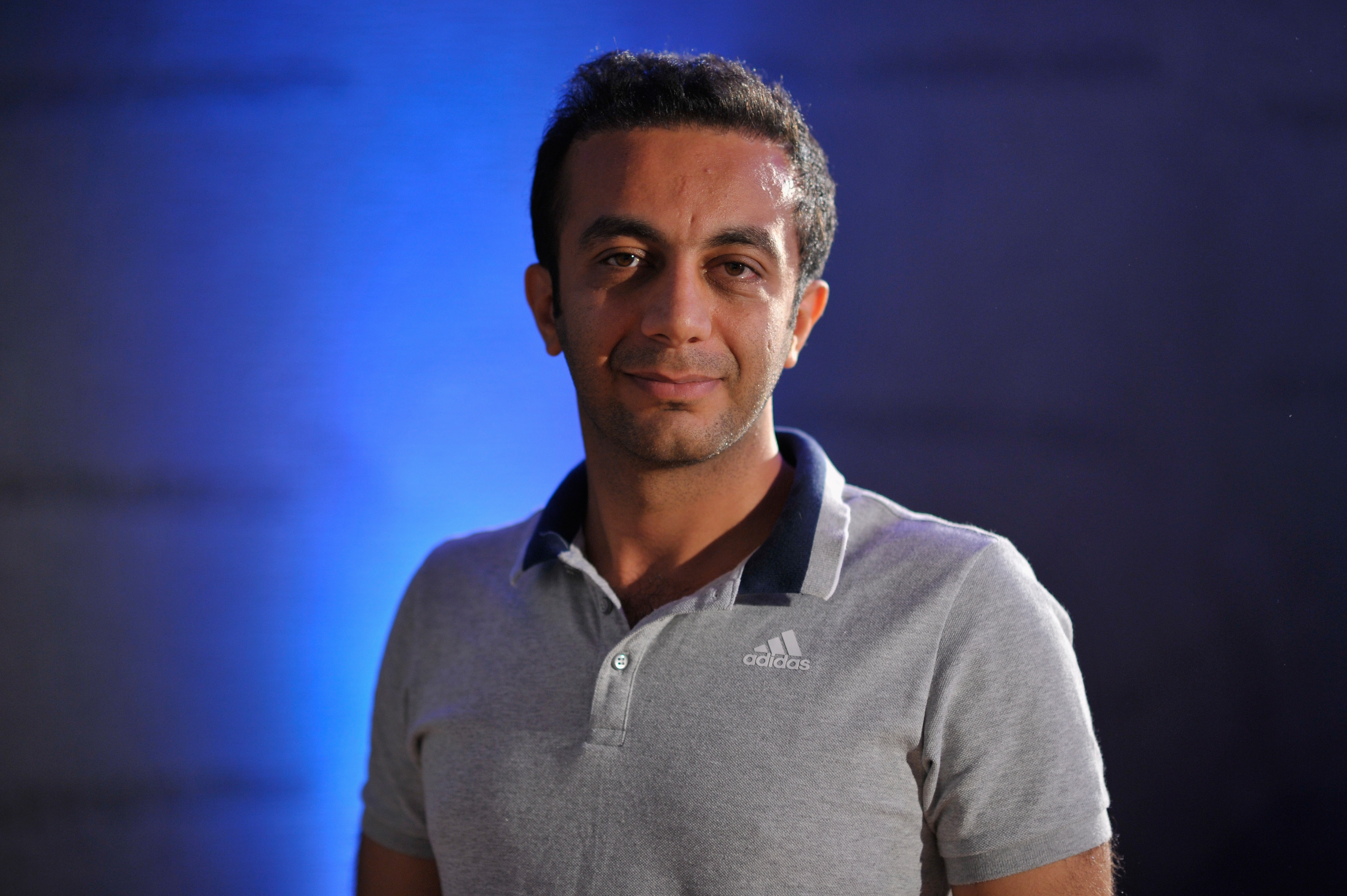 Diretor Iraniano Ali Ahmadzadeh Enfrenta Ameaça de Prisão Após Invasão de Domicílio