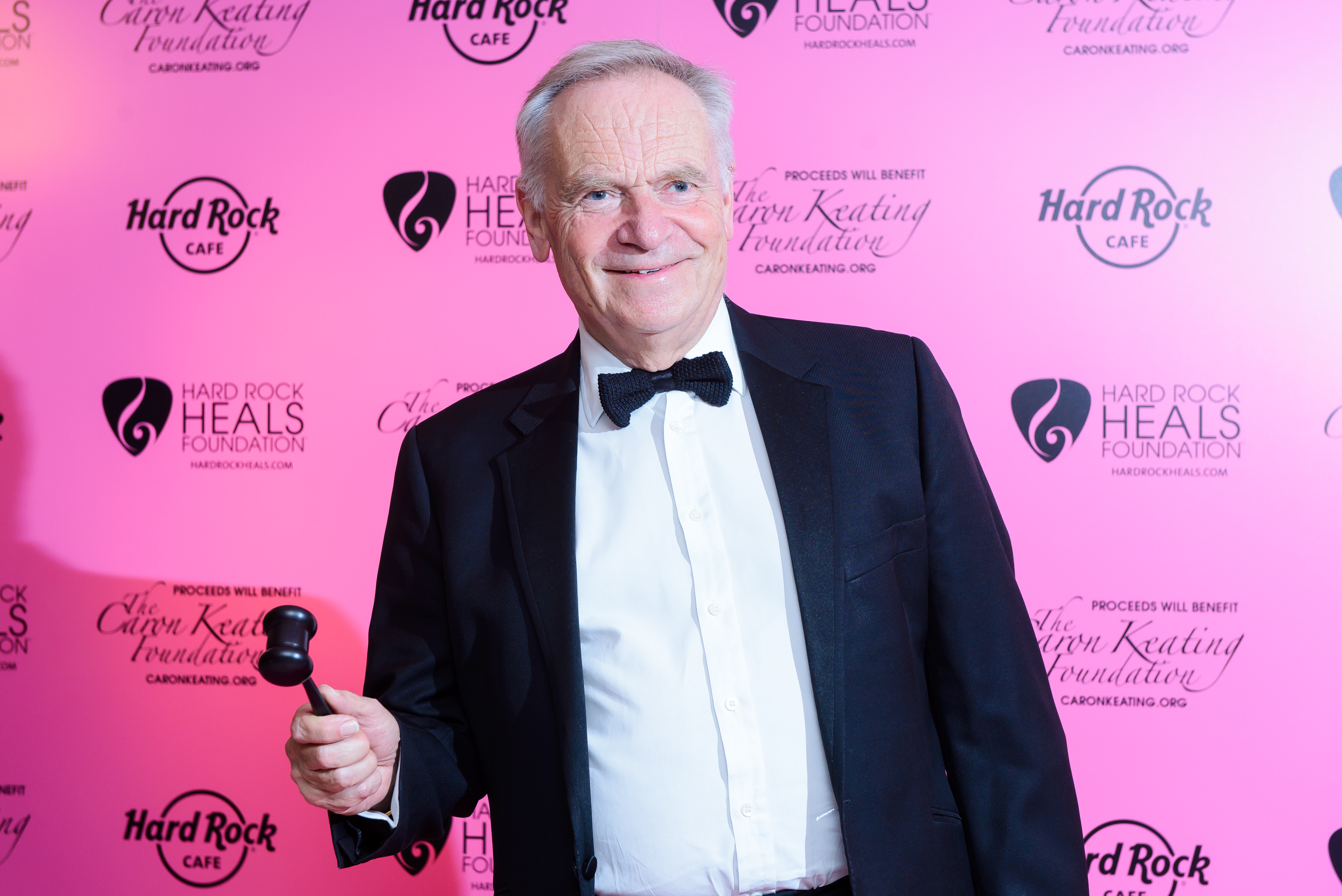 Jeffrey Archer e Applause Entertainment Unem Forças para Adaptar Seis Best-sellers em Filmes e Séries