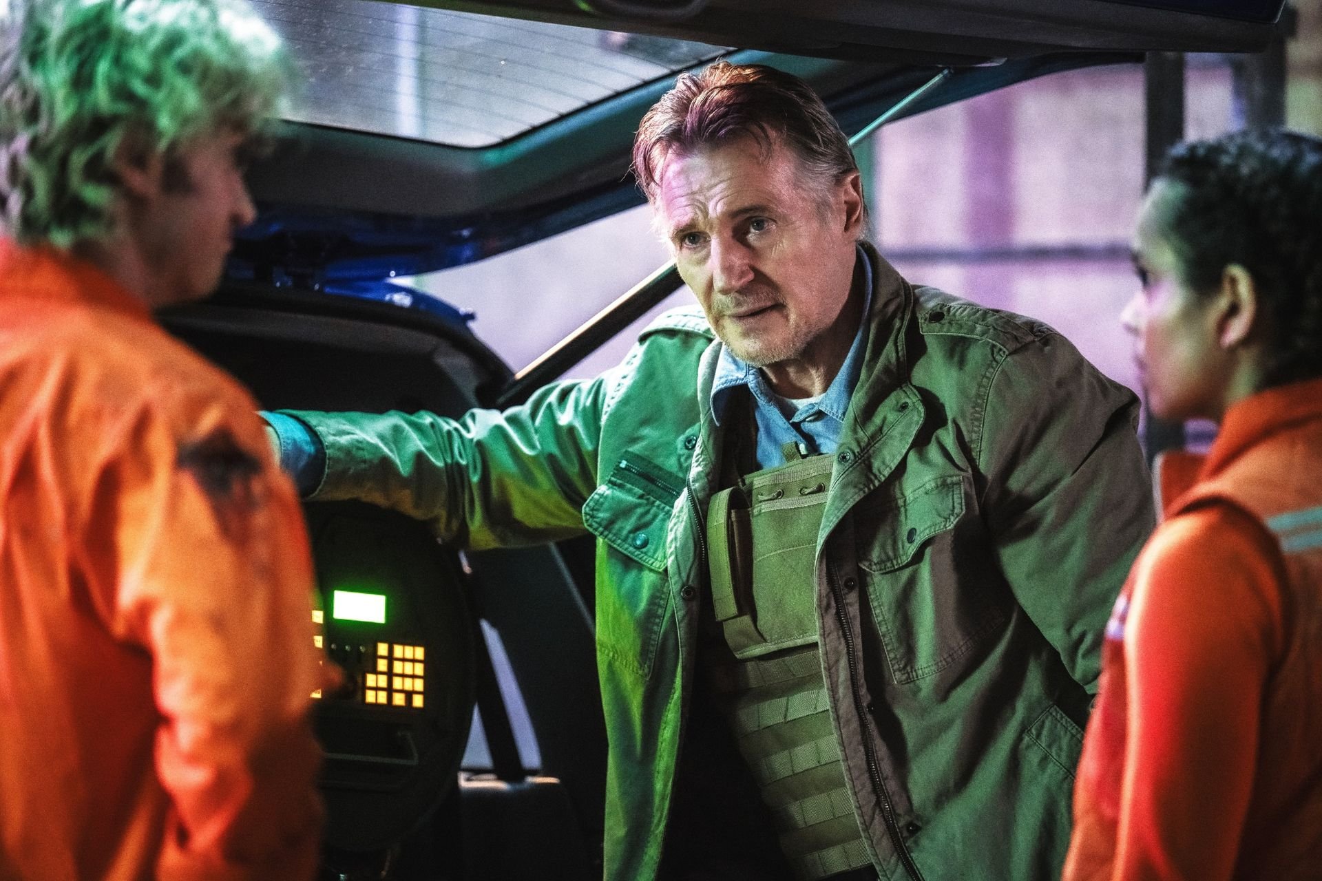 Joe Keery e Liam Neeson Juntos em Filme Sci-Fi Inusitado do Escritor de 'Jurassic Park'