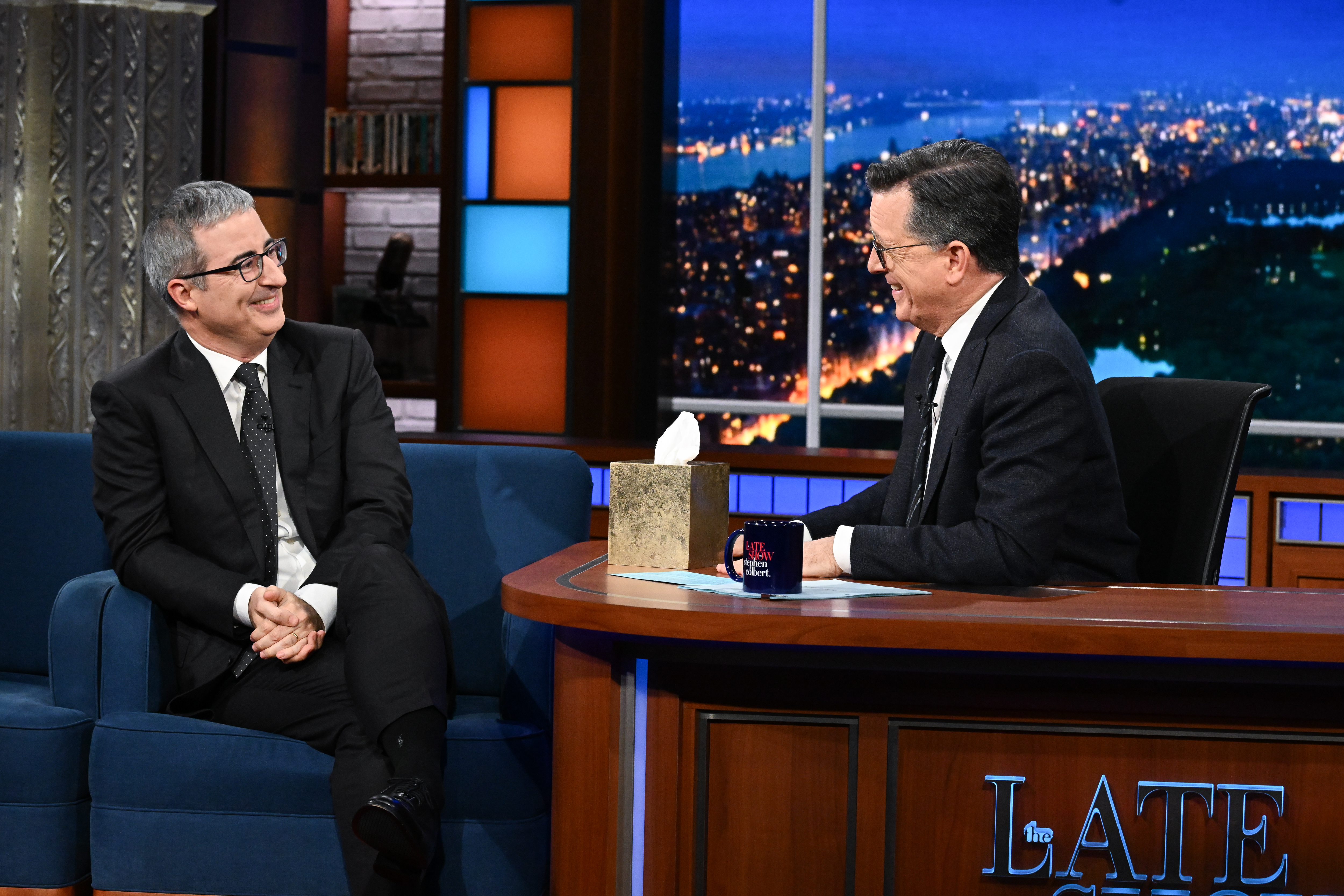 John Oliver Lamenta Cancelamento de Show de Stephen Colbert: Impacto na Comédia Mundial