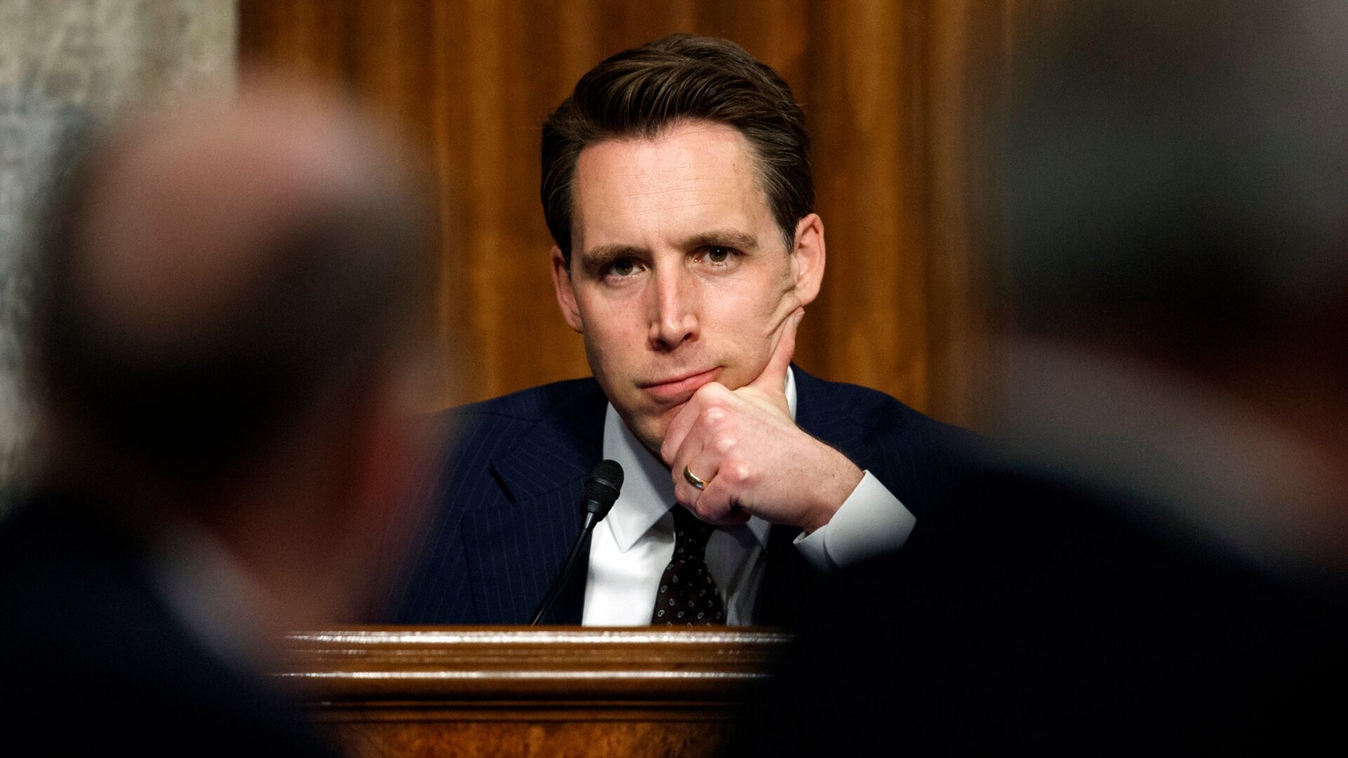 Josh Hawley Propõe Cheques de Reembolso de Tarifa Exclusivos para Eleitores de Trump