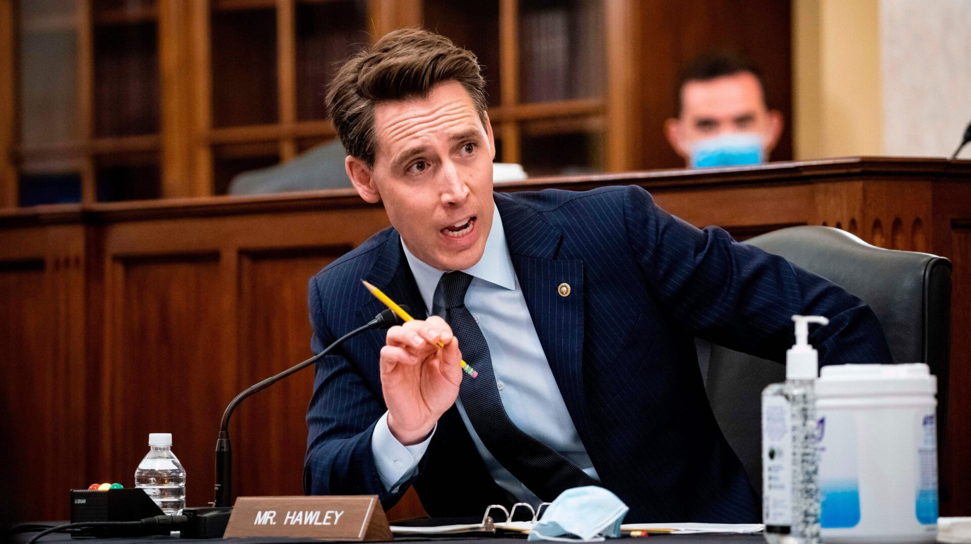Senador Josh Hawley Propõe Cheques de Reembolso para Compensar Tarifas de Trump
