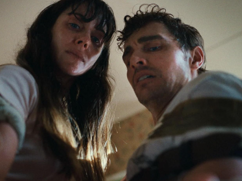 Juntos: Comédia Sobressai em Meio a Tentativa de Body Horror