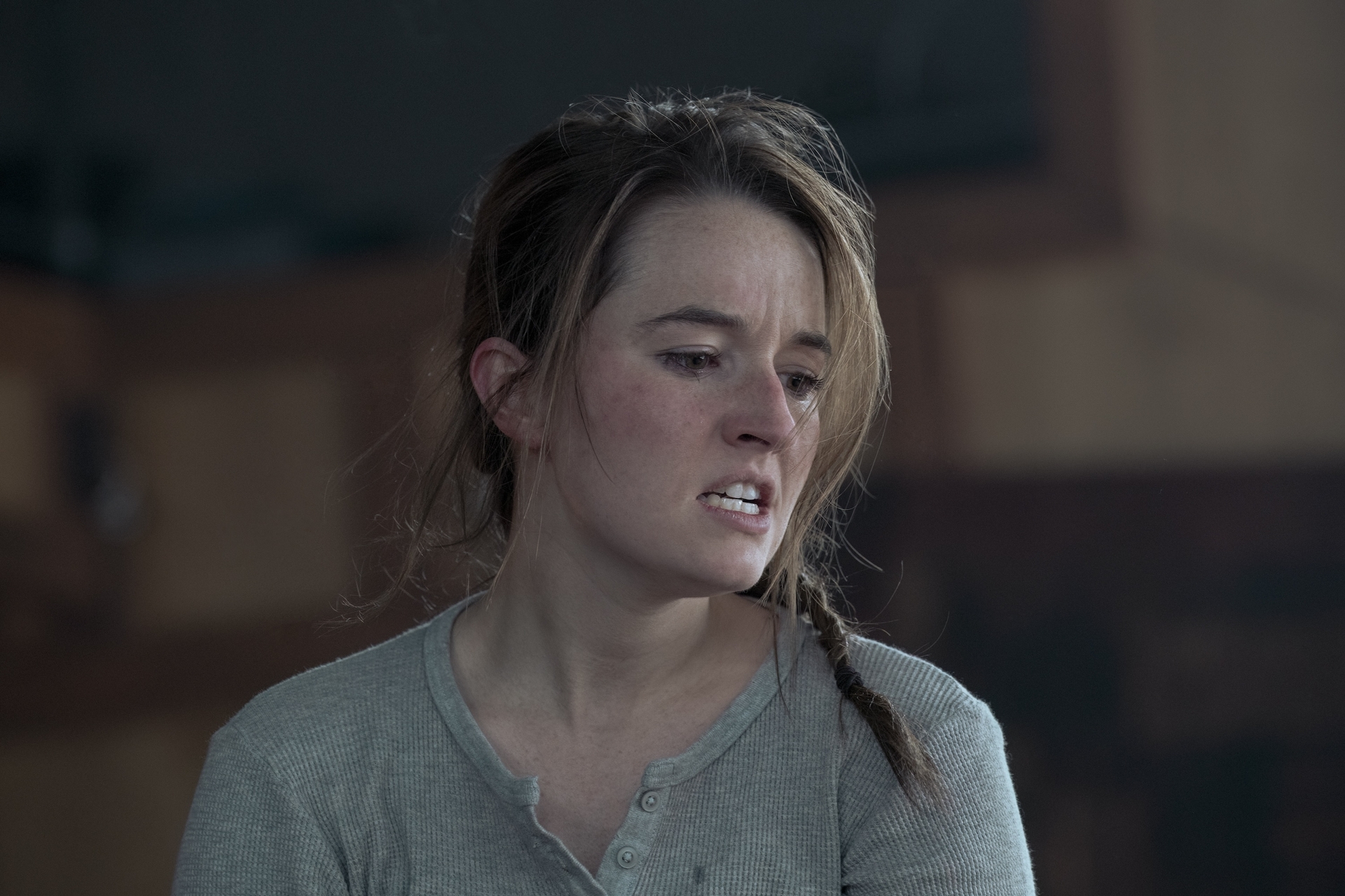 Kaitlyn Dever Enfrenta Desafios Pessoais e Profissionais: De Luto à Superação em 'The Last of Us'