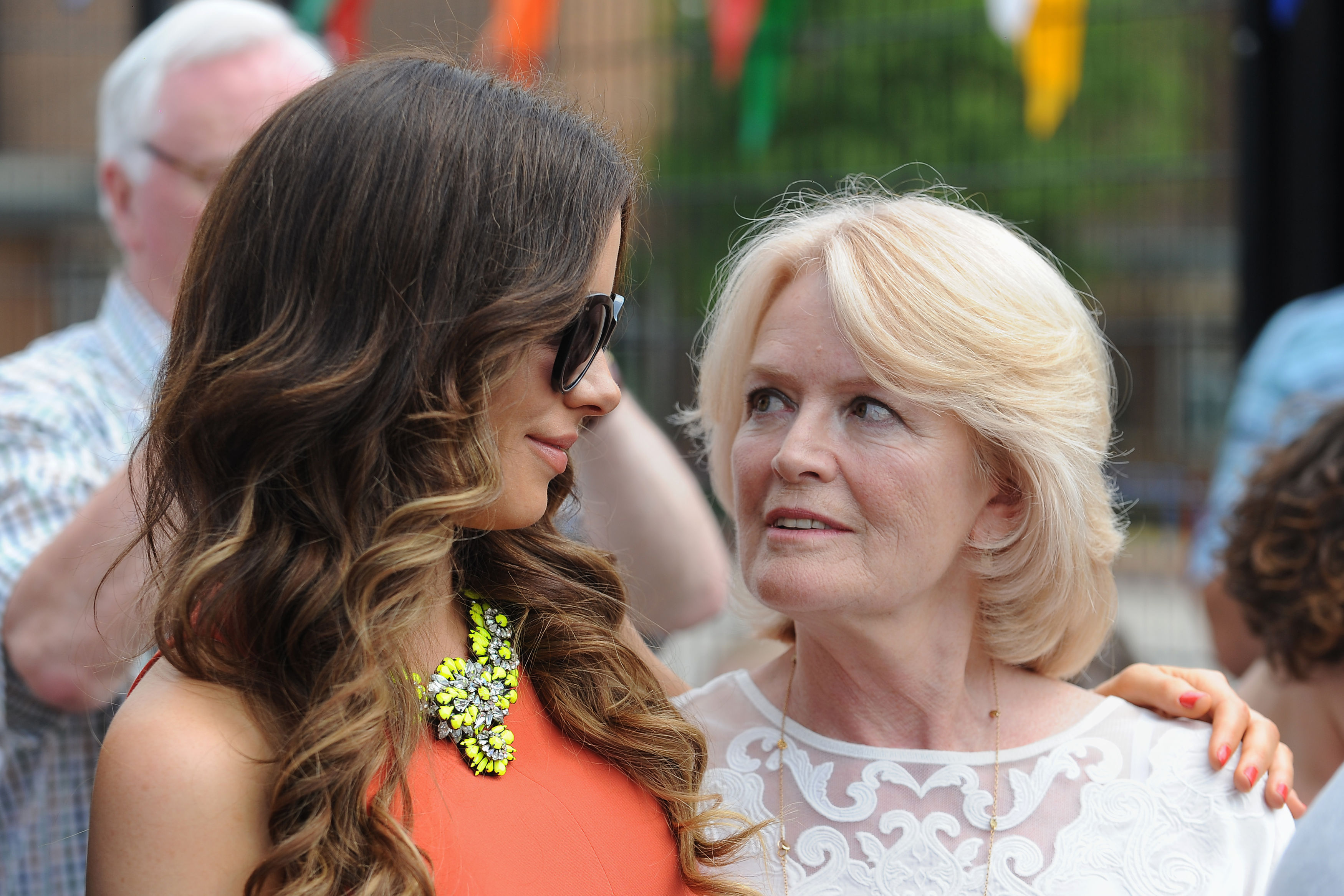 Kate Beckinsale Lamenta a Morte de sua Mãe, Atriz Judy Loe, aos 78 Anos