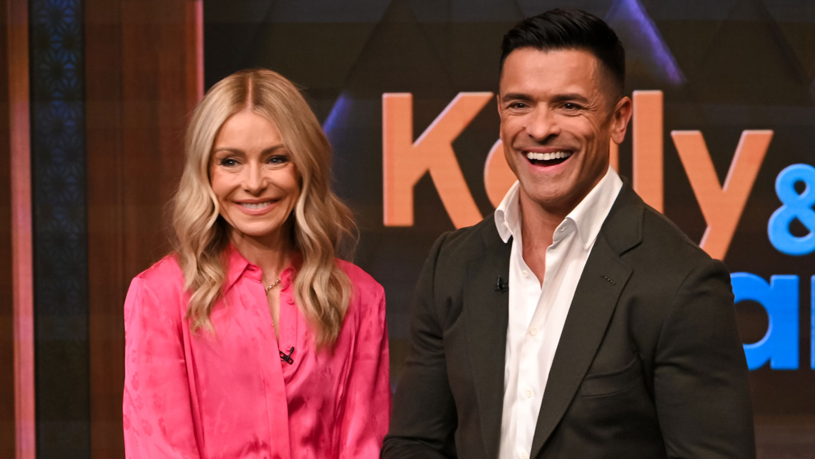 Kelly Ripa Revela Desafios de Apresentar 'Live' com Mark Consuelos: 'Ele Não Me Ouve'