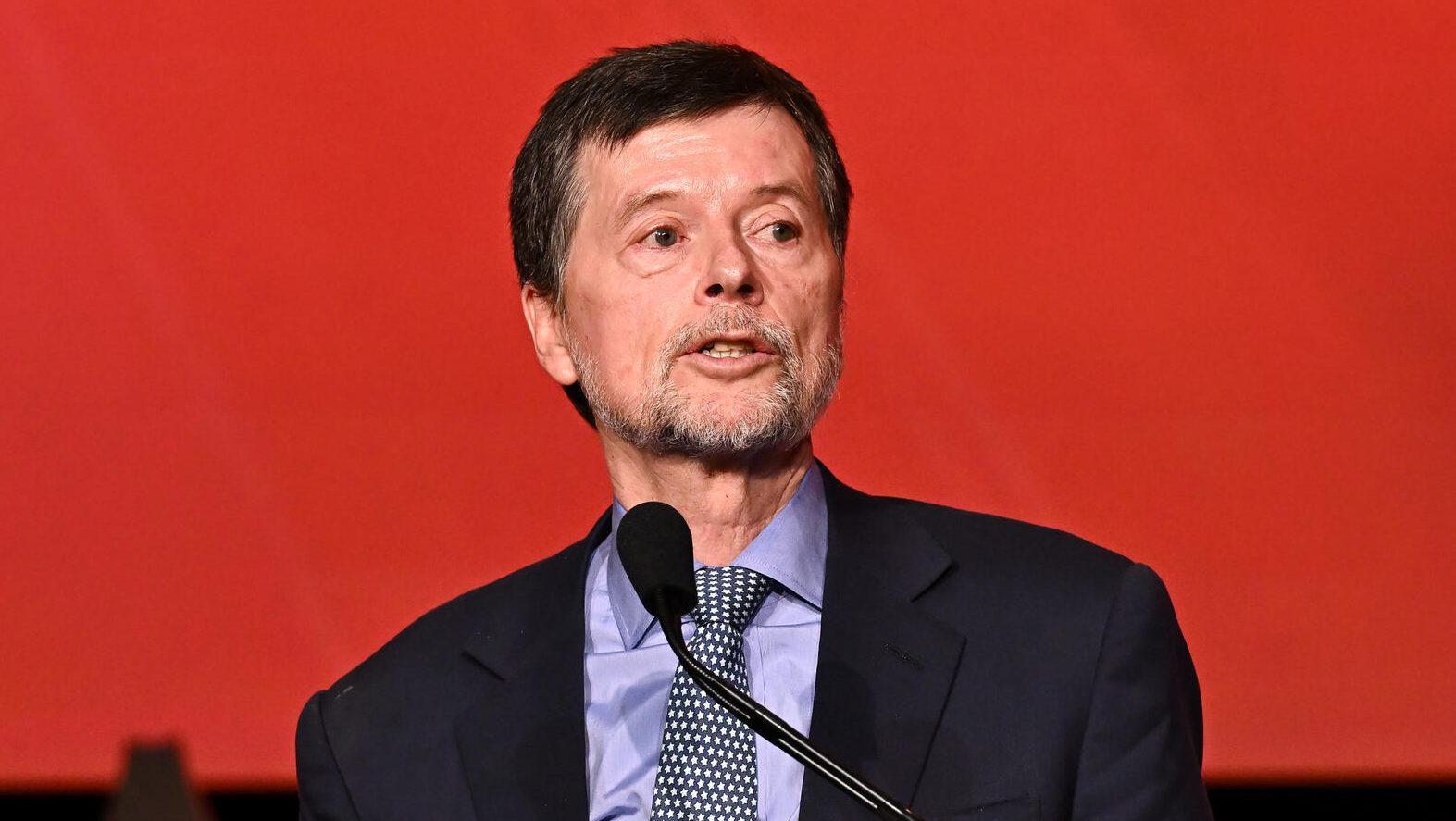 Ken Burns Critica Cortes de Financiamento de Trump à Mídia Pública: Perspectiva Preocupante para Documentários