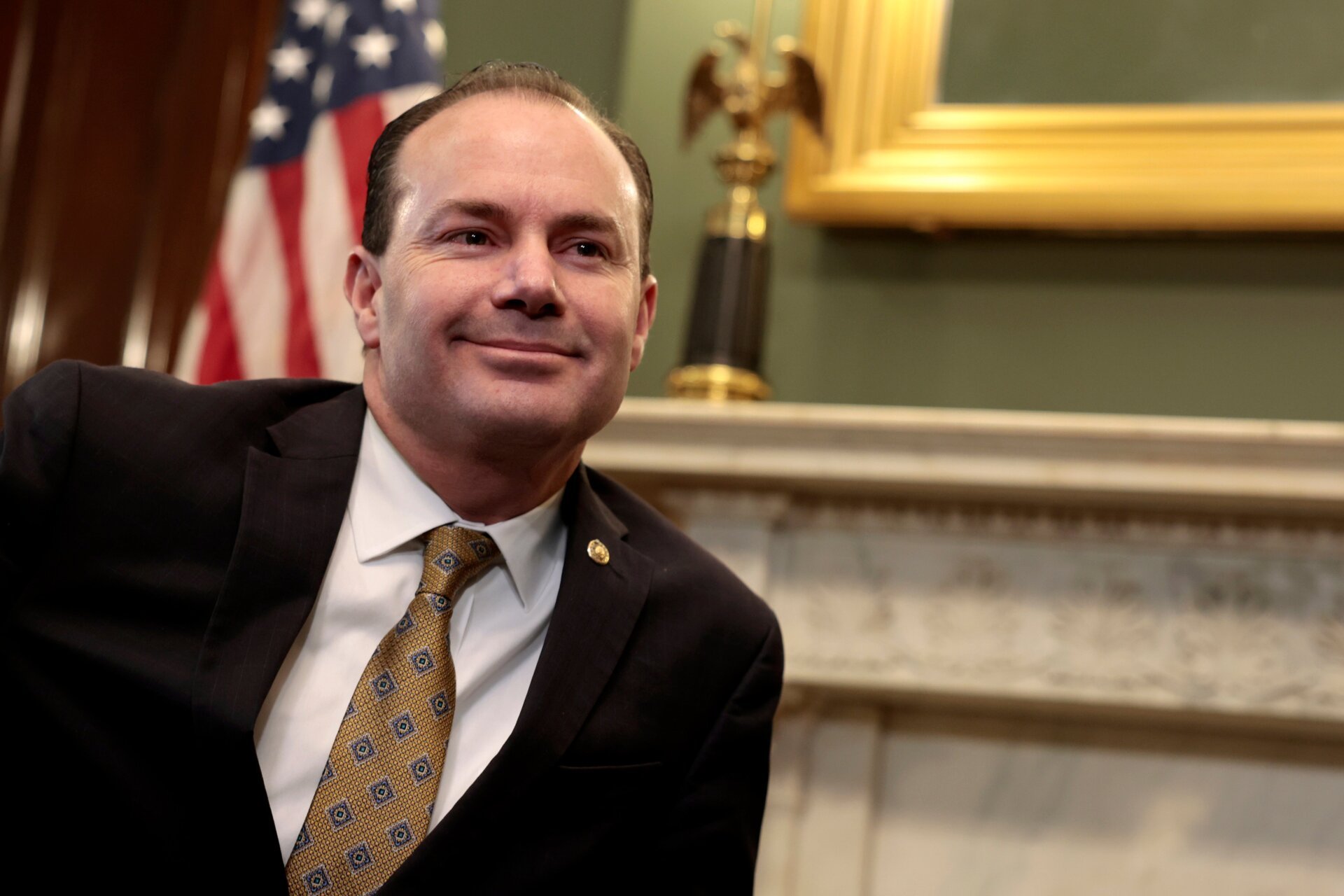 Senador Mike Lee Cai em Armadilha: Carta Falsa Criada por IA Engana Apoiante de Trump