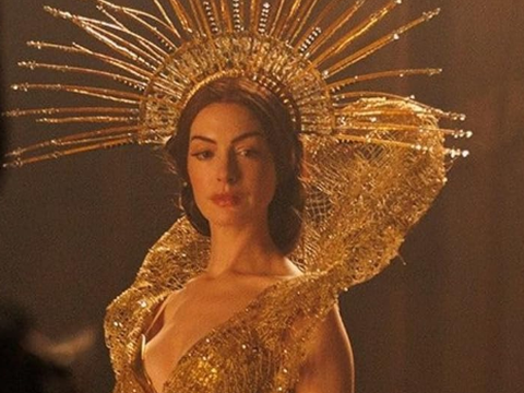 Anne Hathaway Surpreende com Canções Originais em Mother Mary