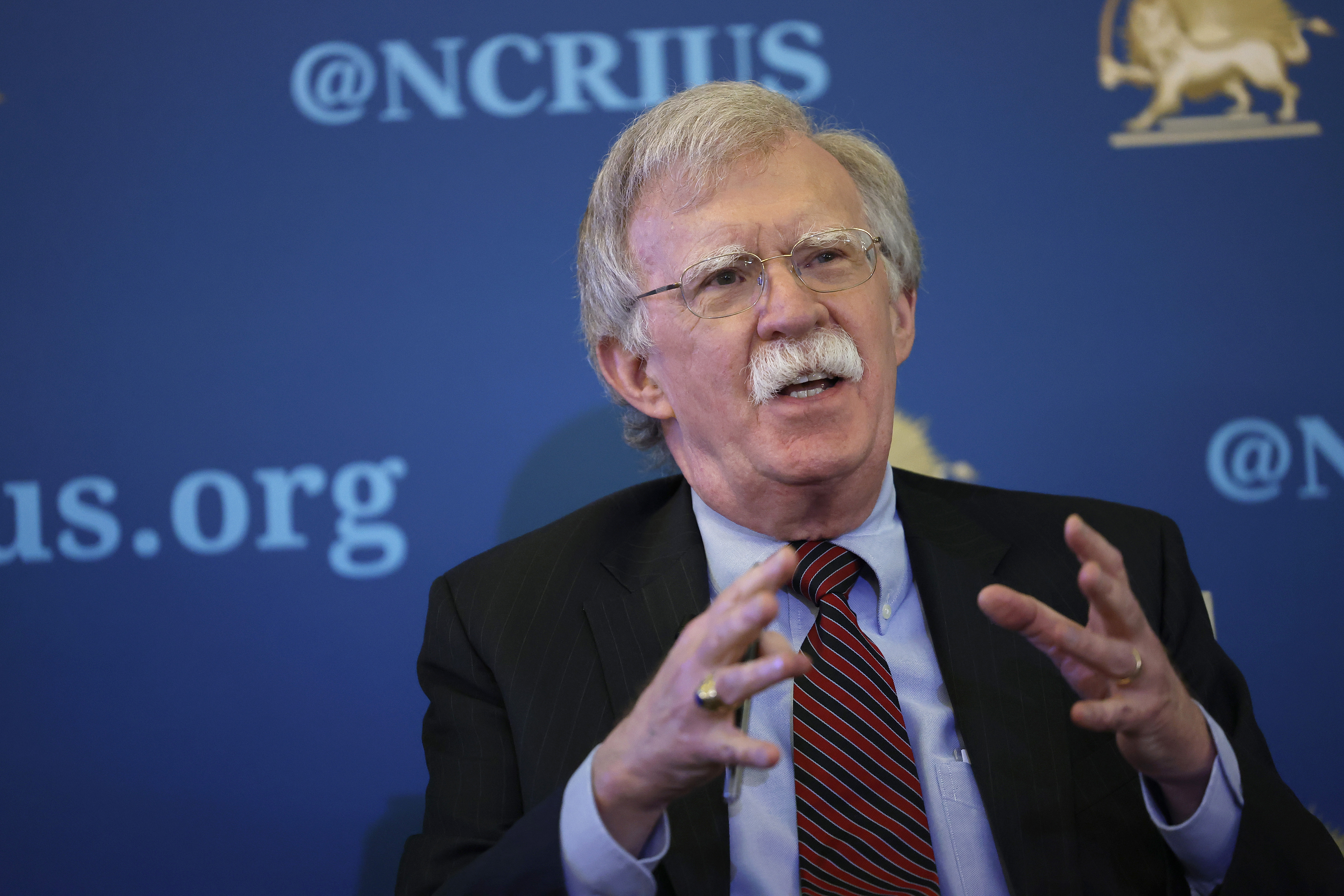 FBI Realiza Busca na Casa de John Bolton: Redes de TV Correm por Informações